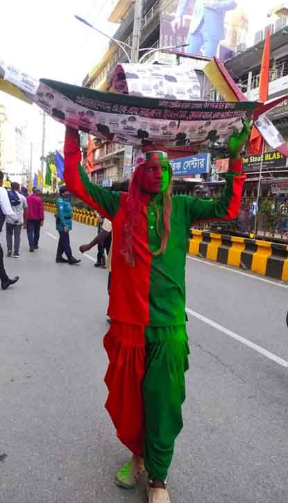 সারা শরীরে রং মেখে নৌকা মাথায় রুবেল আহমদ। ছবি: সংগৃহীত