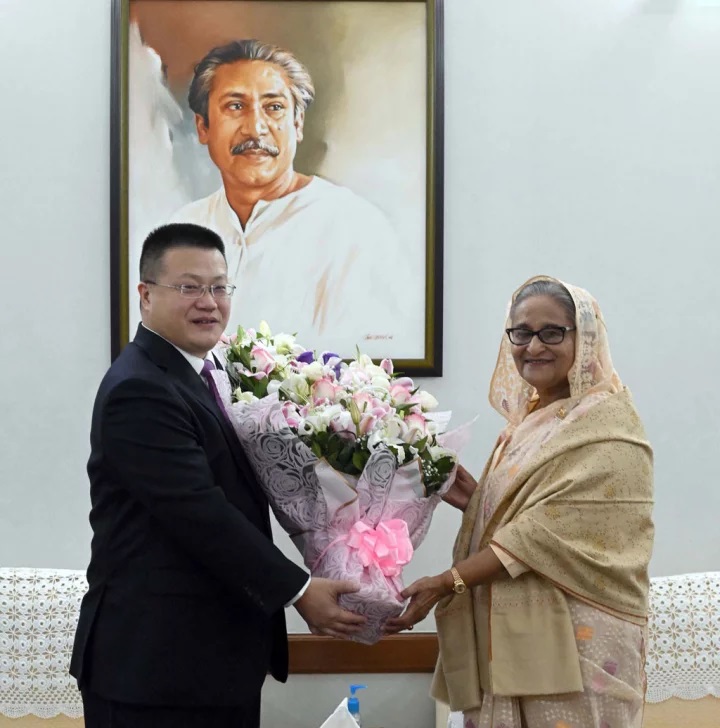 চীনের রাষ্ট্রদূত ইয়াও ওয়েন গণভবনে শেখ হাসিনার সঙ্গে সাক্ষাৎ করে তাঁকে অভিনন্দন জানান।
