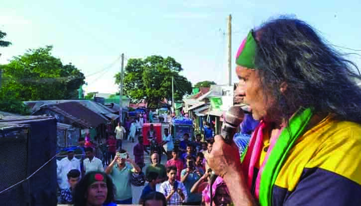 কেন্দুয়ায় বন্যাদুর্গত মানুষের পাশে দাড়াঁতে গানে গানে অর্থ সংগ্রহে নেমেছেন  কুদ্দুস বয়াতী
