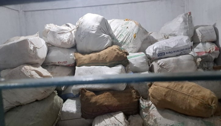 ভোটারদের মাঝে বিতরণের লক্ষ্যে মজুদ করা পণ্য সামগ্রী জব্দ করলেন ম্যাজিস্ট্রেট।