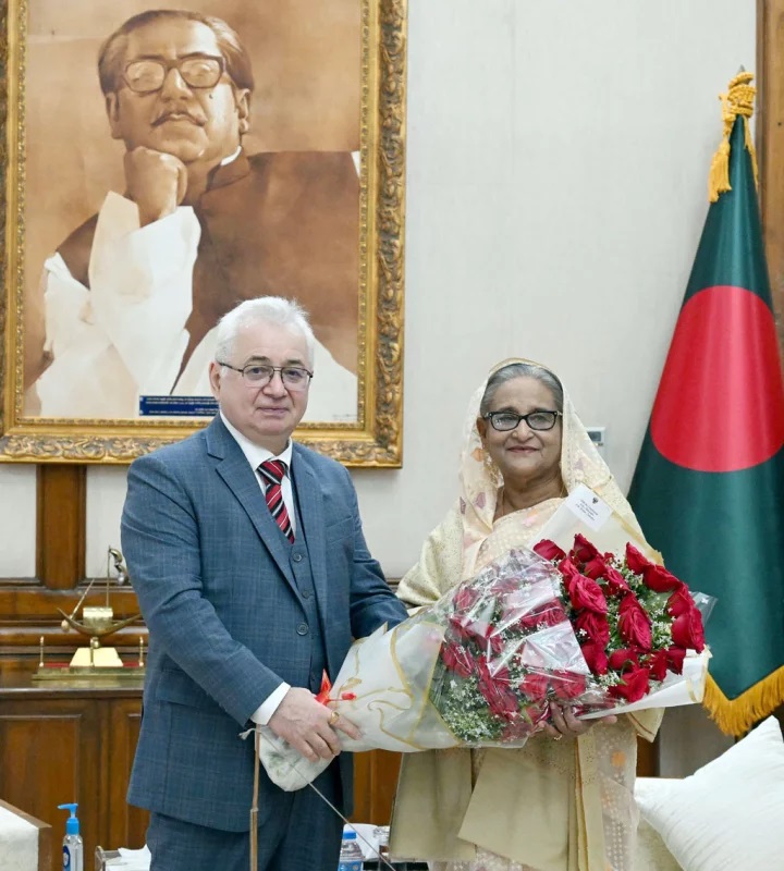 রাশিয়ার রাষ্ট্রদূত আলেকজান্ডার ভি মানটিটসকি গণভবনে শেখ হাসিনার সঙ্গে সাক্ষাৎ করে তাঁকে অভিনন্দন জানান। 