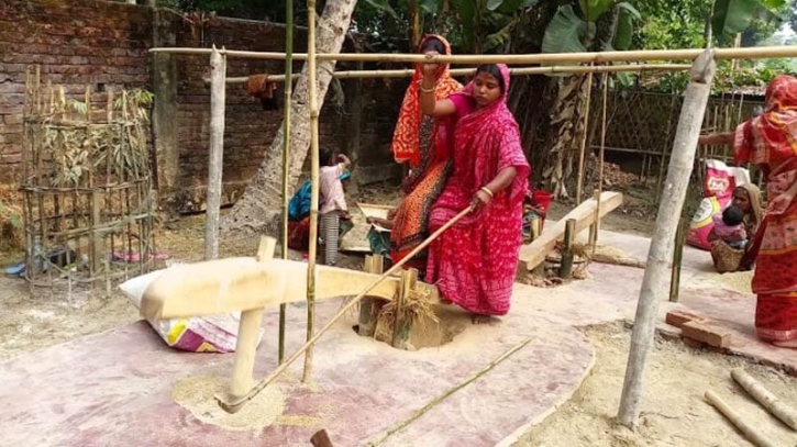 কালের বিবর্তনে হারিয়ে গেছে গ্রামবাংলার ঐতিহ্যবাহী ধান ভানা ঢেঁকি