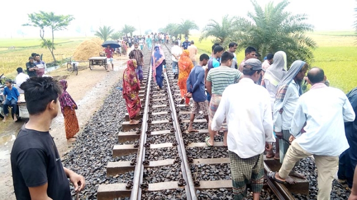 ট্রেনের ধাক্কায় দুই মোটরসাইকেল আরোহীর মর্মান্তিক মৃত্যু ট্রেনের ধাক্কায় দুই মোটরসাইকেল আরোহীর মর্মান্তিক মৃত্যু