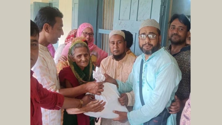 মোহনগঞ্জে ৯৫ বন্ধু ফোরামের ত্রাণ বিতরণ