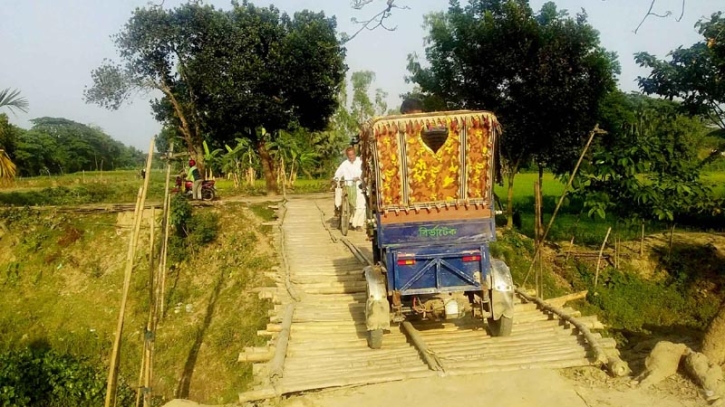 দশটি গ্রামের মানুষের চলাচল এই বাঁশের সাঁকো দিয়ে আর কতদিন? দশটি গ্রামের মানুষের চলাচল এই বাঁশের সাঁকো দিয়ে আর কতদিন?