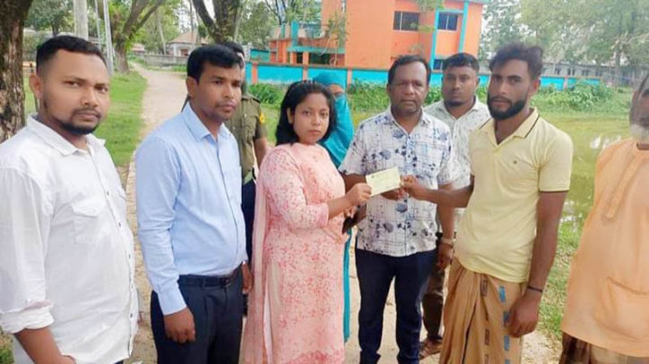 কেন্দুয়ায় অগ্নিকাণ্ডে ক্ষতিগ্রস্ত ২০ পরিবার পেল সরকারি সহায়তা