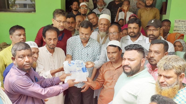 দুর্গাপুরে ঈদ উপহার দিলেন মানু মজুমদার এমপি