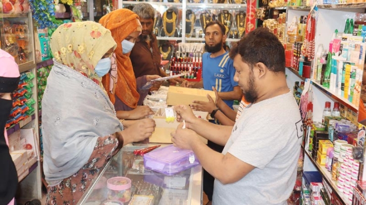 ফুলবাড়ী ঈদবাজার প্রসাধনীর দোকানে তরুণীদের ভিড়!