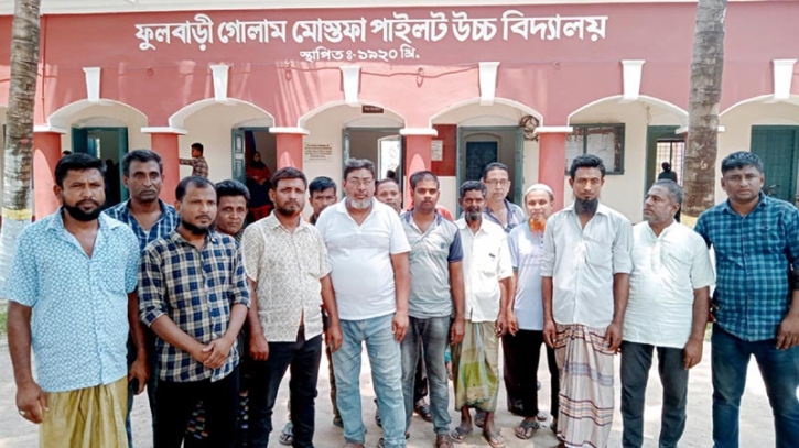 শিশুদের দিয়ে মানববন্ধন করানোর অভিযোগে অভিভাবকদের ক্ষোভ