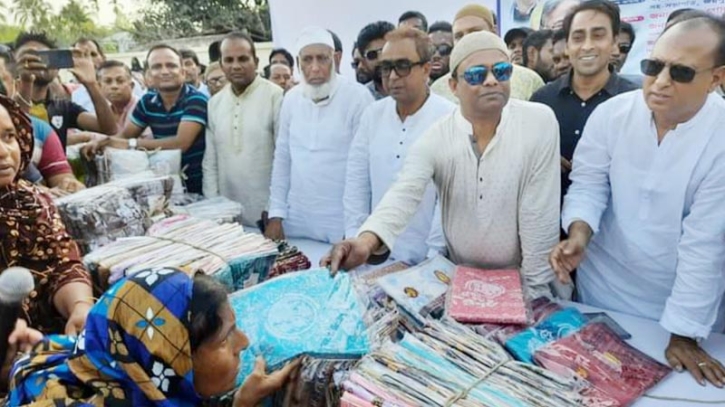 জয়পুুরহাটে পাঁচ হাজার মানুষকে ঈদ উপহার দিলেন পৌর মেয়র-মোস্তাক