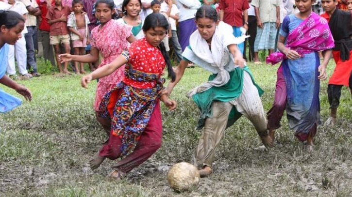 এগিয়েও পিছিয়ে মেয়েরা, এ শিকল ভাঙবে কবে!