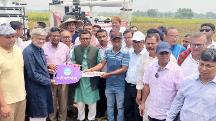 হাওরে বোরো ধান কাটতে ইয়ানমার হারভেস্টার বিতরণ