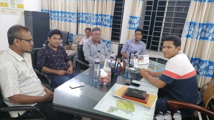বারহাট্টায় সাংবাদিকদের সাথে নবাগত ওসি খোকন কুমার সাহার মত বিনিময়