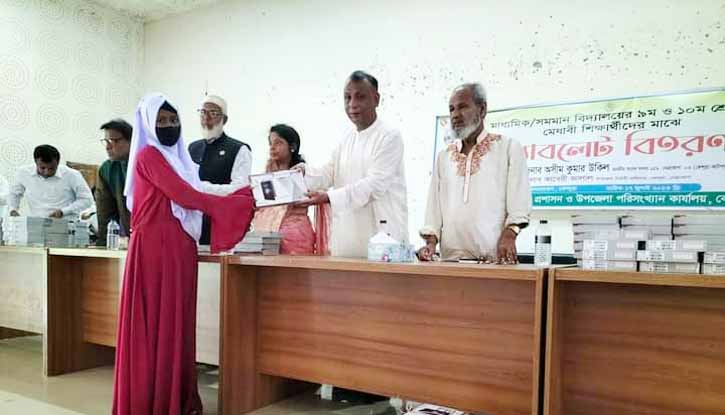 কেন্দুয়ায় ২৩১জন মেধাবী শিক্ষার্থী পেল প্রধানমন্ত্রীর উপহার ট্যাব