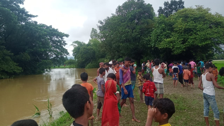 কলমাকান্দায় নদী থেকে পলিথিন তুলতে গিয়ে এক কৃষক নিখোঁজ