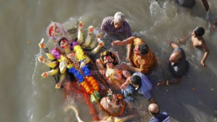 সিলেটে প্রতিমা বিসর্জনের মধ্য দিয়ে শেষ হলো দুর্গোৎসব