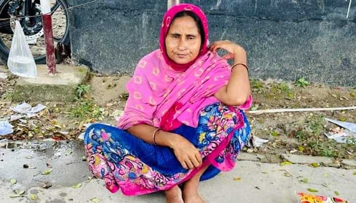 নিজ দেশে ফেরত যাওয়ার অপেক্ষায় হিলি চেকপোস্টে ভারতীয় এক নারী নিজ দেশে ফেরত যাওয়ার অপেক্ষায় হিলি চেকপোস্টে ভারতীয় এক নারী