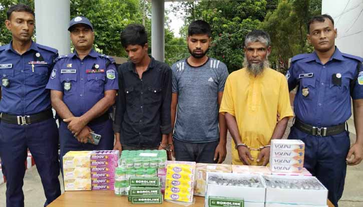 ঝিনাইগাতীতে অবৈধভাবে আনা ভারতীয় প্রসাধনী সামগ্রীসহ গ্রেপ্তার-৩