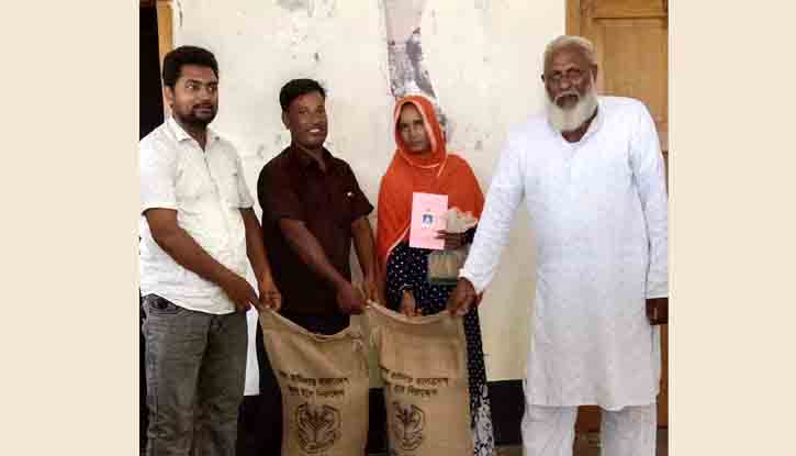 কেন্দুয়ায় ১৩৯ জন নারীর মধ্যে ডিজিডির চাল বিতরণ 