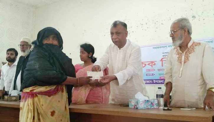 কেন্দুয়ায় জটিল রোগীদের ৯ লাখ টাকার চেক বিতরণ