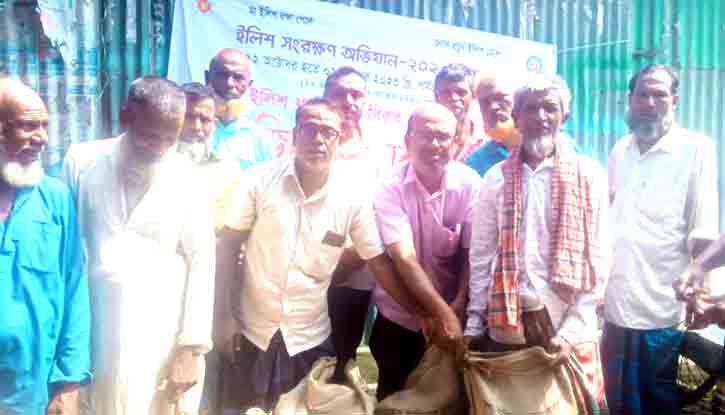ইসলামপুরে জেলেদের মাঝে চাল বিতরণ