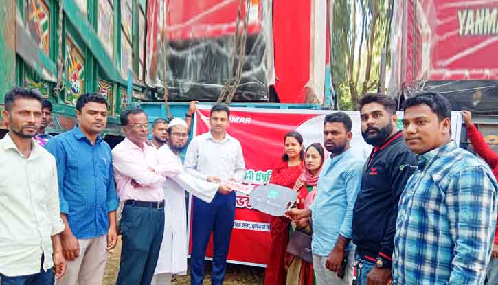দুর্গাপুরে ৪ কৃষকদের মধ্যে কম্বাইন্ড হারভেস্টার মেশিন বিতরণ