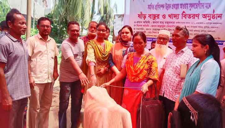 দুর্গাপুরে ক্ষুদ্র নৃ-গোষ্ঠীর মাঝে ষাঁড় বাছুর ও খাদ্য বিতরণ
