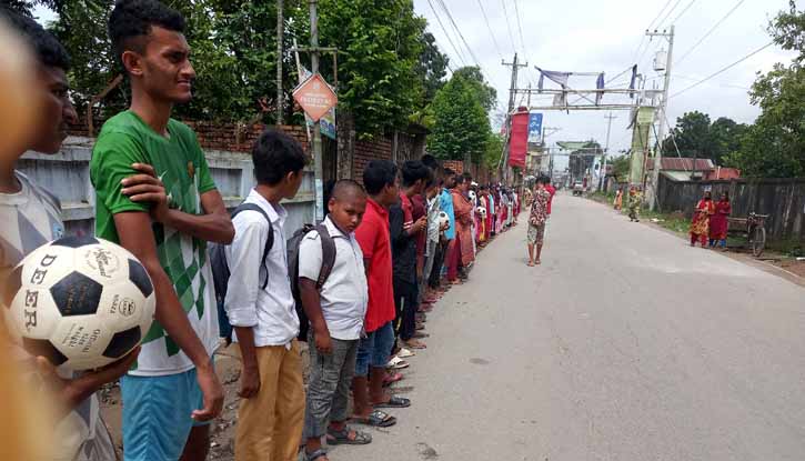 খুলনায় নারী ফুটবলারদের উপর হামলার প্রতিবাদে বারহাট্টায় মানববন্ধন খুলনায় নারী ফুটবলারদের উপর হামলার প্রতিবাদে বারহাট্টায় মানববন্ধন