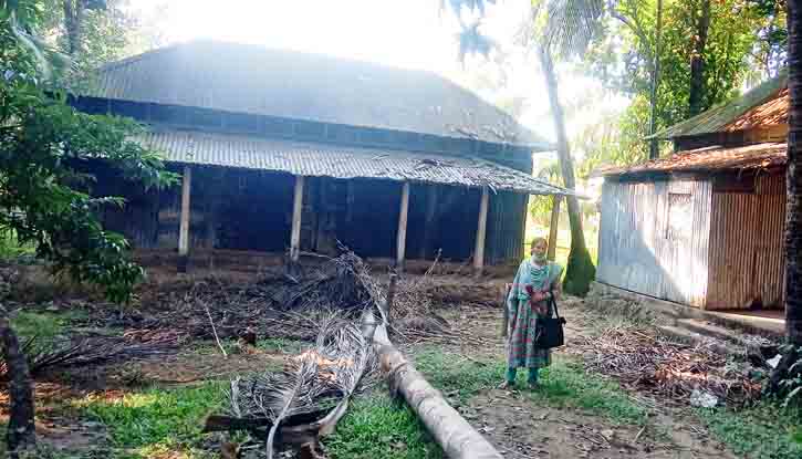 দুর্গাপুরে হিন্দু সম্প্রদায়ের জমি জোরপূর্বক দখলের অভিযোগ প্রধান শিক্ষকের বিরুদ্ধে!