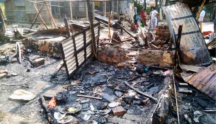 ফুলবাড়ীতে বৈদ্যুতিক শর্টসার্কিটে চার পরিবারের বসত বাড়ী ভস্মিভূত