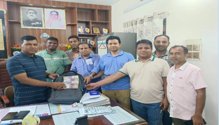 জমি বিক্রির খোয়া যাওয়া ৪লক্ষ টাকা উদ্ধার করে দিলো কোতোয়ালী পুলিশ জমি বিক্রির খোয়া যাওয়া ৪লক্ষ টাকা উদ্ধার করে দিলো কোতোয়ালী পুলিশ