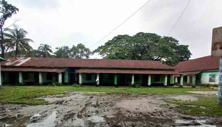বারহাট্টায় জরাজীর্ণ টিনসেড ঘরেই চলছে অফিসের কার্যক্রম বারহাট্টায় জরাজীর্ণ টিনসেড ঘরেই চলছে অফিসের কার্যক্রম