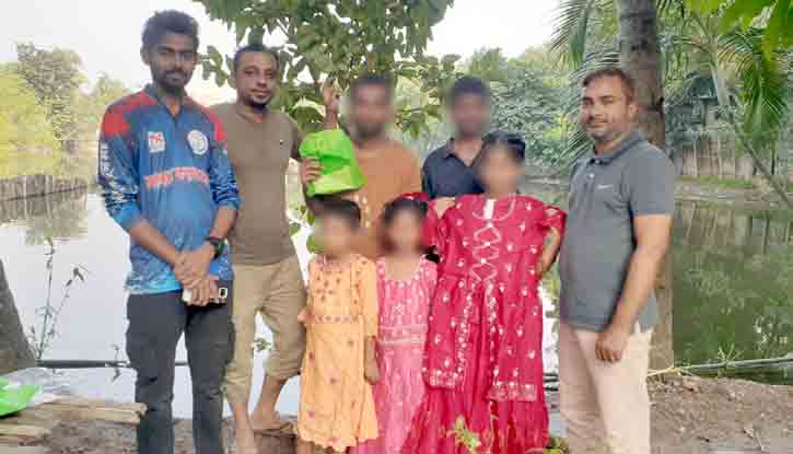 শারদীয় দুর্গাপূজা উপলক্ষে ১০০ শিশুকে উপহার দিলো ‘আমরা করব জয়’
