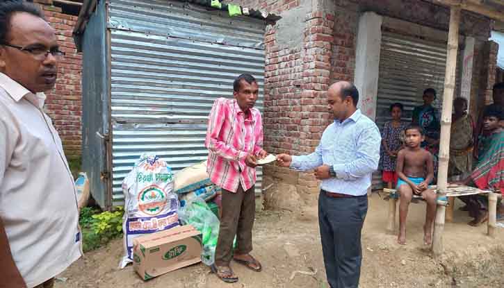 সাপাহারে শারীরিক প্রতিবন্ধী বালককে কর্মসংস্থানের ব্যবস্থা করলেন ইউএনও