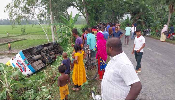 আক্কেলপুরে যাত্রীবাহ বাস নিয়ন্ত্রণ হারিয়ে খাদে শিশুসহ আহত-৩০