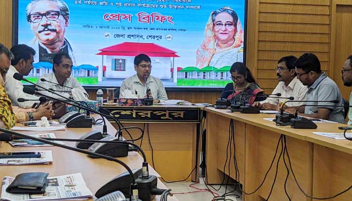 প্রধানমন্ত্রী কর্তৃক গৃহীত ভূমিহীন পরিবারকে জমি ও গৃহ প্রদান সম্পর্কে প্রেসব্রিফিং