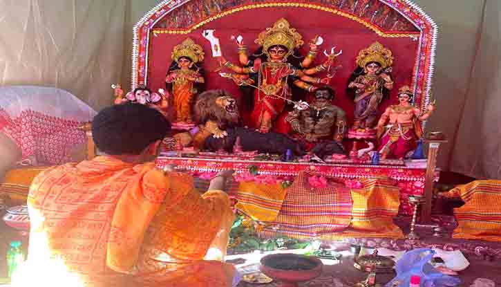 নিজের হাতে গড়া দুর্গা প্রতিমাকে পুজো দিচ্ছে-কিশোর নির্মান