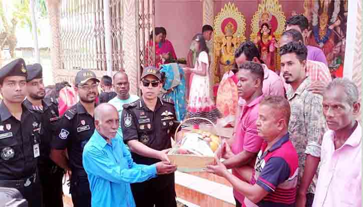  শ্রীমঙ্গলে পূজা মন্ডপ পরিদর্শন করেন র‌্যাব-৯’র অধিনায়ক