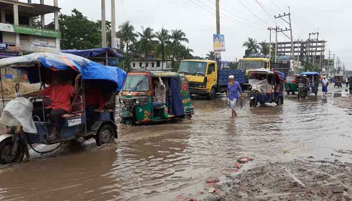 রামগঞ্জে সামান্য বৃষ্টিতে সড়কে হাঁটু পানি জলাবদ্ধতা আছেই রামগঞ্জে সামান্য বৃষ্টিতে সড়কে হাঁটু পানি জলাবদ্ধতা আছেই