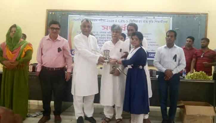 আটপাড়ায় জিপিএ-৫ প্রাপ্ত ১০৩ জন কৃতি শিক্ষার্থীদের সংবর্ধনা আটপাড়ায় জিপিএ-৫ প্রাপ্ত ১০৩ জন কৃতি শিক্ষার্থীদের সংবর্ধনা