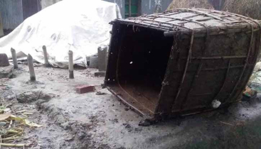 সুদের টাকা না পেয়ে বসতঘর ভেঙে নেওয়ার অভিযোগ