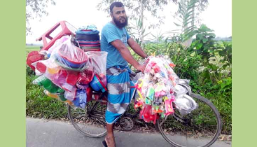 হরেক মাল ব্যবসায়ী ইসমাইলের অবিরাম ছুটে চলা