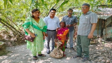 বৃদ্ধা লক্ষী রাণীর খুপরি ঘরে খাদ্য সামগ্রী পৌঁছে দিলেন ইউএনও