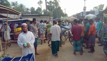 ঝিনাইগাতীতে সড়কের উপর বাজার: জনজীবন দুর্ভোগ চরমে!