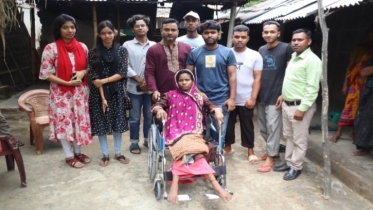 পঙ্গুত্ববরণকারী নারীকে হুইলচেয়ার প্রদান