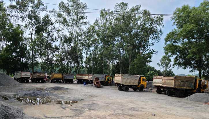 শেরপুরের নাকুগাও স্থলবন্দর পাথর আমদানি বন্ধ,বিপাকে শ্রমিক ও ব্যবসায়ী শেরপুরের নাকুগাও স্থলবন্দর পাথর আমদানি বন্ধ,বিপাকে শ্রমিক ও ব্যবসায়ী