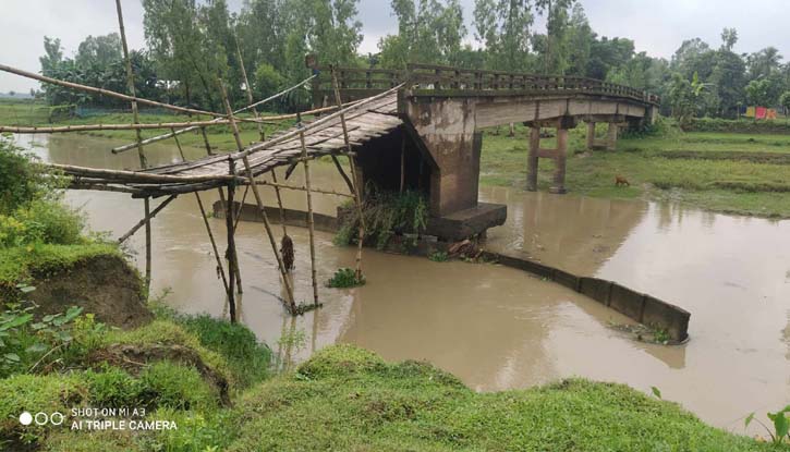 ব্রীজ আছে,নদী ভাঙনের কবলে সংযোগ সড়ক,ভোগান্তিতে তিন গ্রামের মানুষ