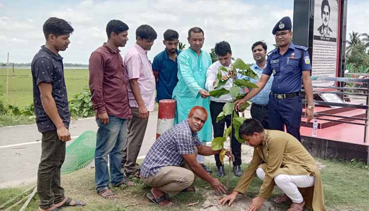 বৃক্ষমেলা উপলক্ষে শহীদ নাজমুল স্মৃতি চত্তরে বৃক্ষ রোপণ