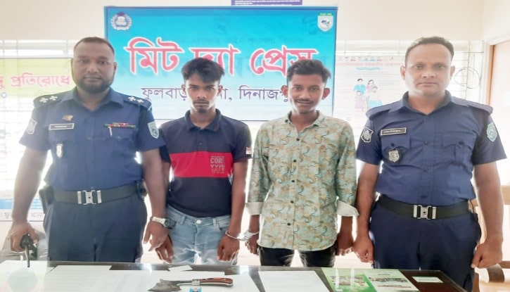 ফুলবাড়ীতে মোবাইল ছিনতাইকালে কুড়ালসহ দুই ছিনতাইকারী আটক ফুলবাড়ীতে মোবাইল ছিনতাইকালে কুড়ালসহ দুই ছিনতাইকারী আটক