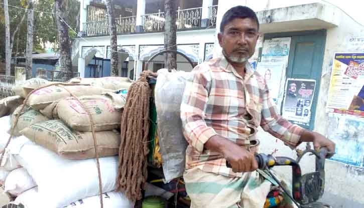 উফশী প্রনোদনার বীজধান ও সার প্রকাশ্যে বিক্রি করছেন নামধারী কৃষকরা